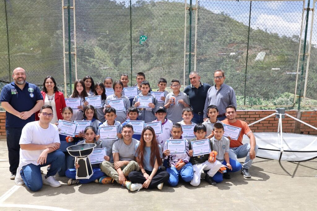 Imagen que muestra el grupo de estudiantes del colegio.