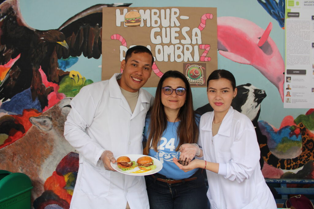 Estudiantes con la hamburguesa de lombriz