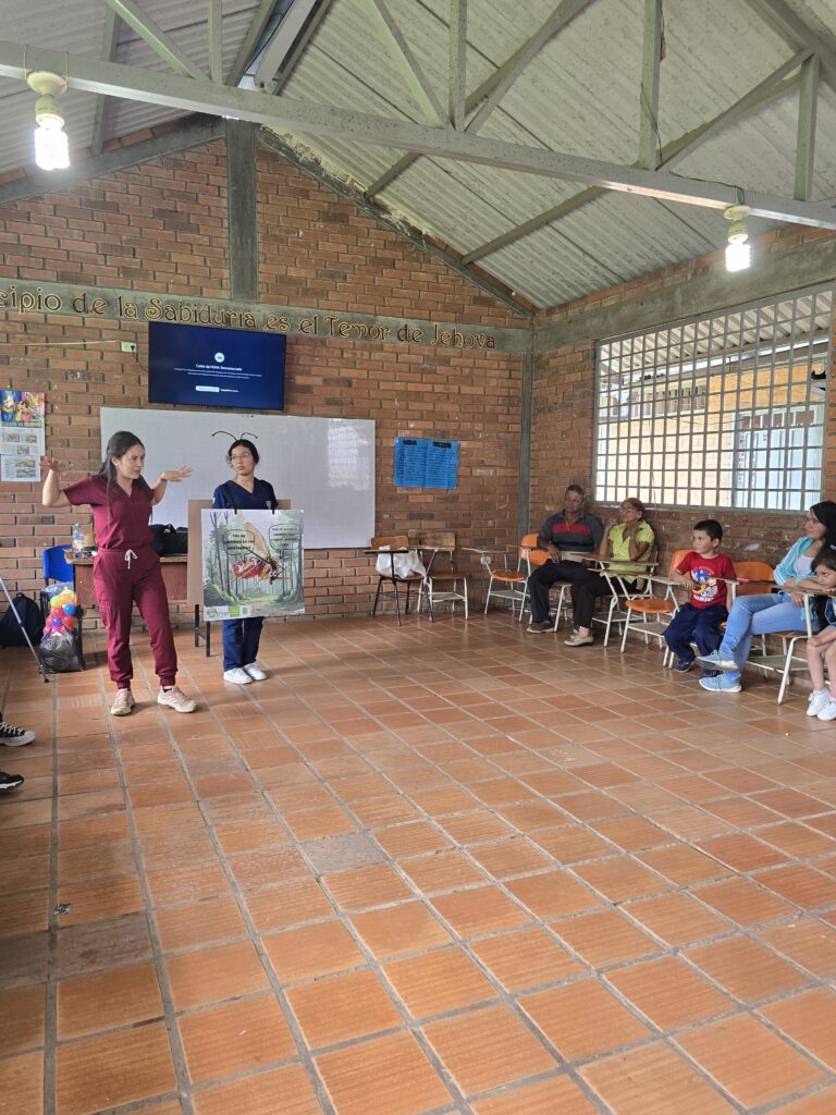 Estudiantes UIS capacitando sobre leishmaniasis.