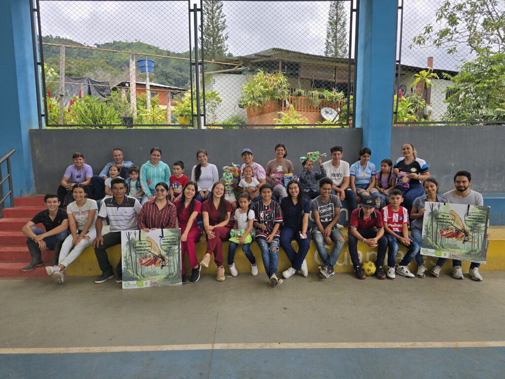 Grupo de padres de familia y estudiantes de la vereda Guamales San Vicente de Chucurí.