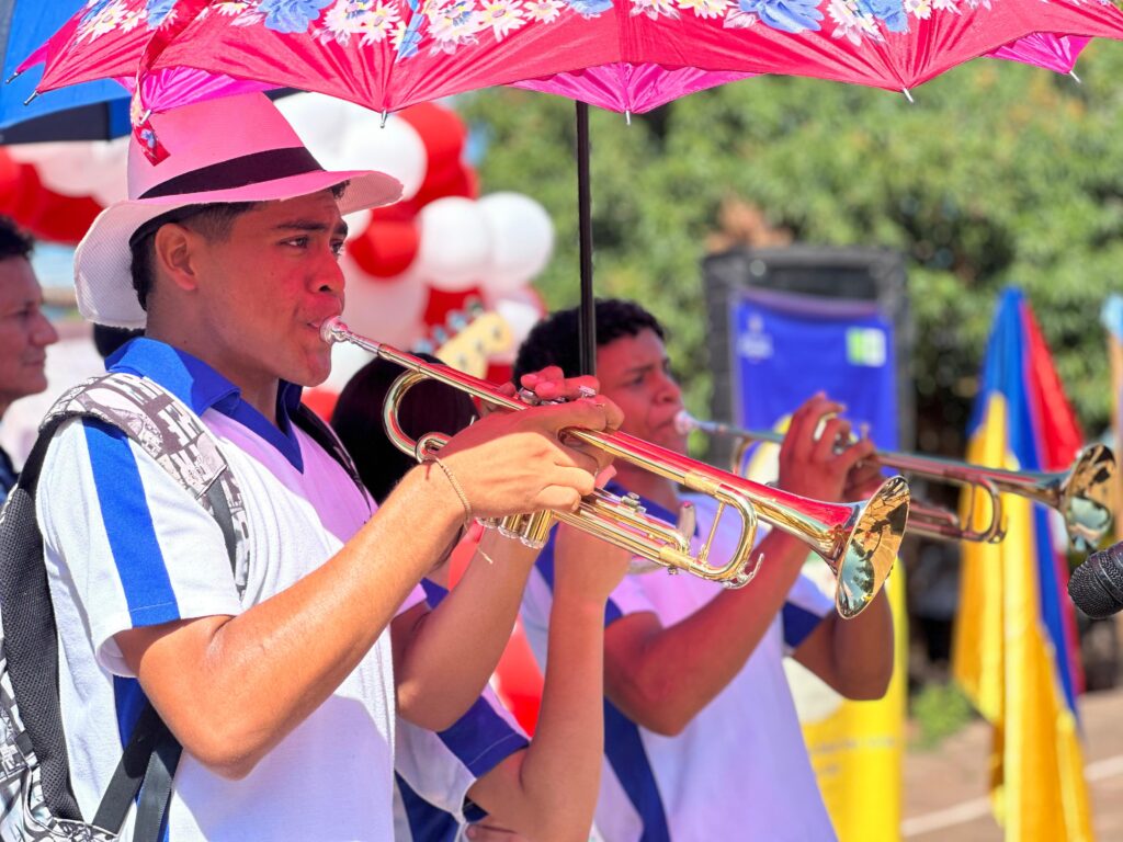 Primer plano de estudiante tocando instrumento musical