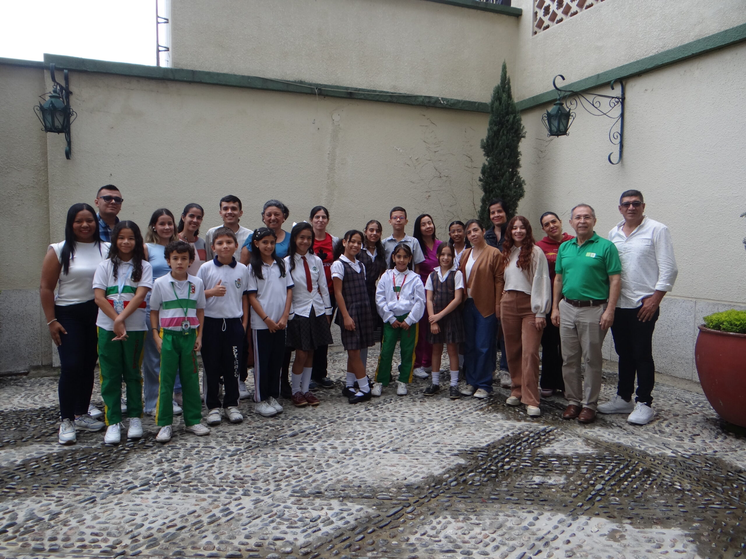 Estudiantes, profesores, padres de familia y equipo Paidópolis preparados para grabar lo mejor Paidópolis 2024