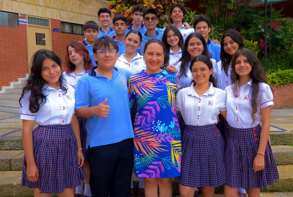 Estudiantes de décimo grado de Fundación Colegio UIS acompañando a la nueva rectora la Dra. Magda Yolanda Wilson Silva. 