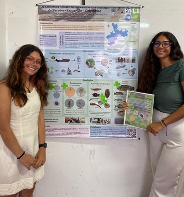 Estudiantes UIS, Nery Sarmiento y Camila Lesmes, durante su participación en evento de semilleros de investigación de la RedCOLSI. 