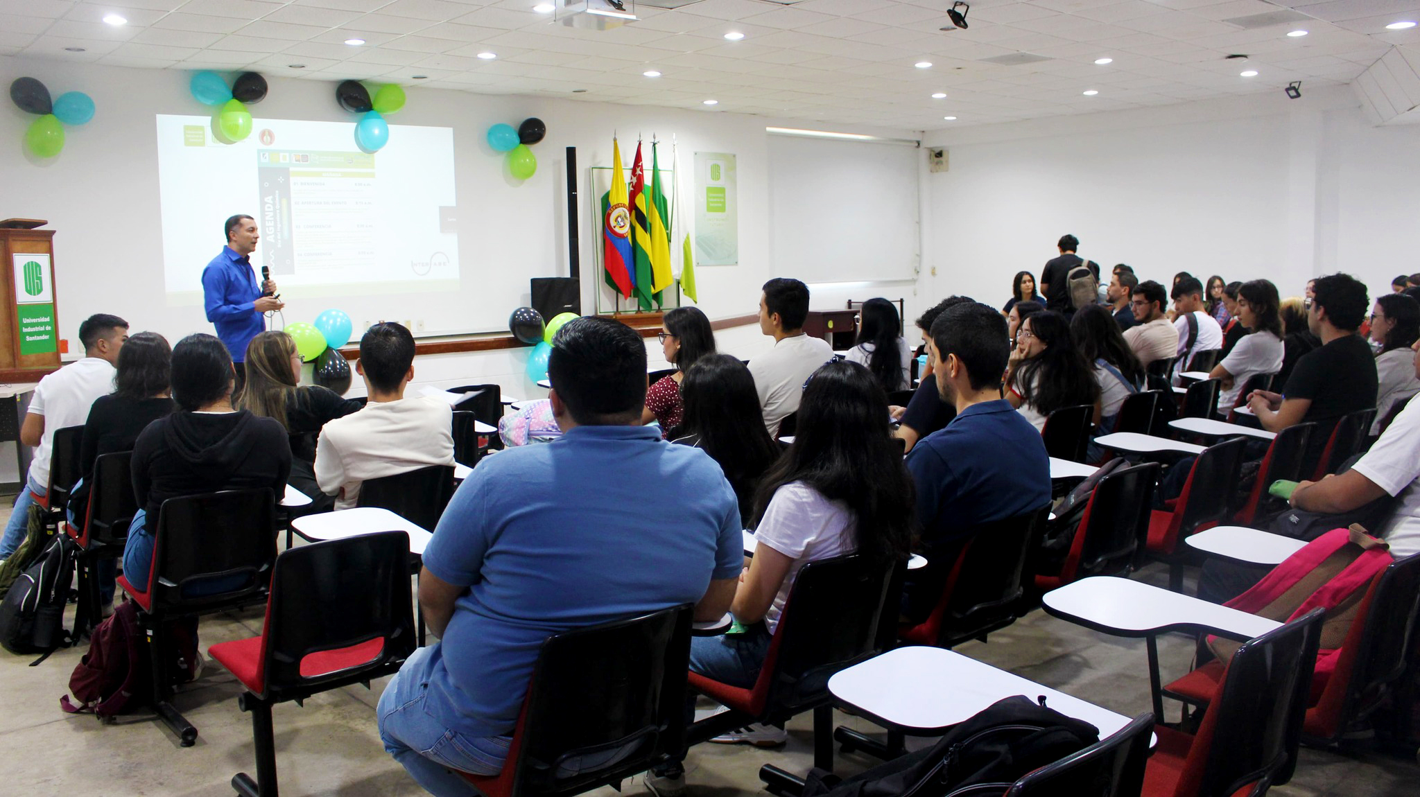 Estudiante, profesionales y académicos participando del Día del Ingeniero Químico en el Auditorio Clemente Retamoso UIS 2024.