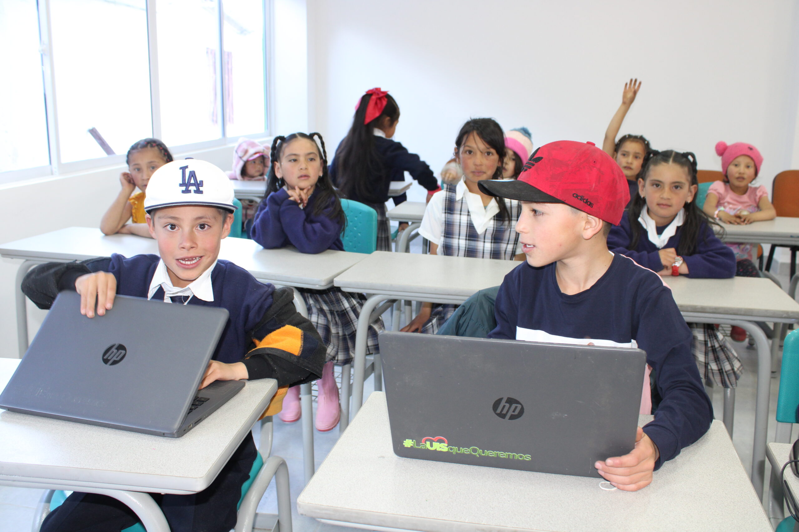 Estudiantes con computadores donados