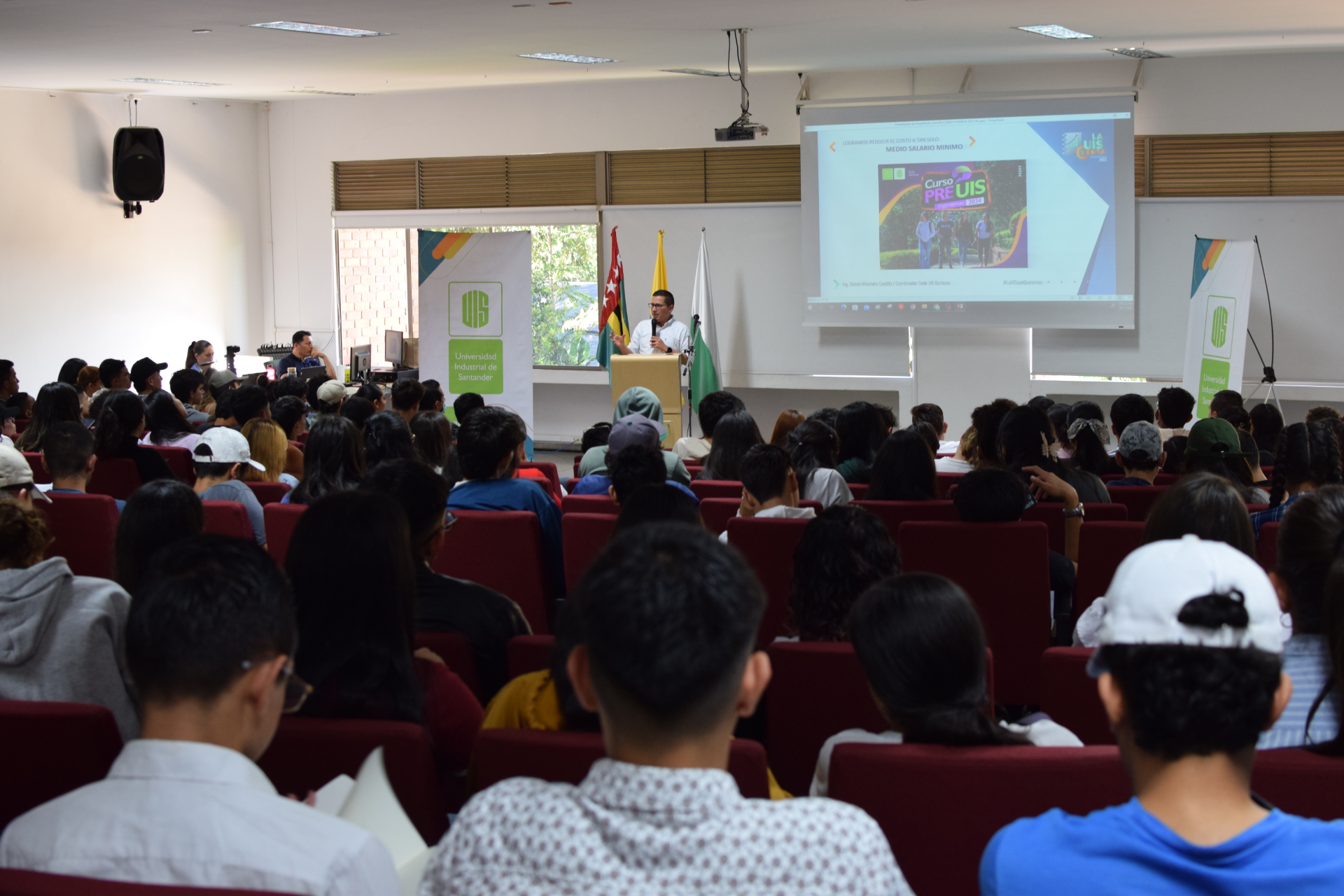 El Ing. Daniel Alberto Másmela Castillo, Coordinador de la Sede UIS Barbosa expone sobre los avances obtenidos con el Curso PREUIS.