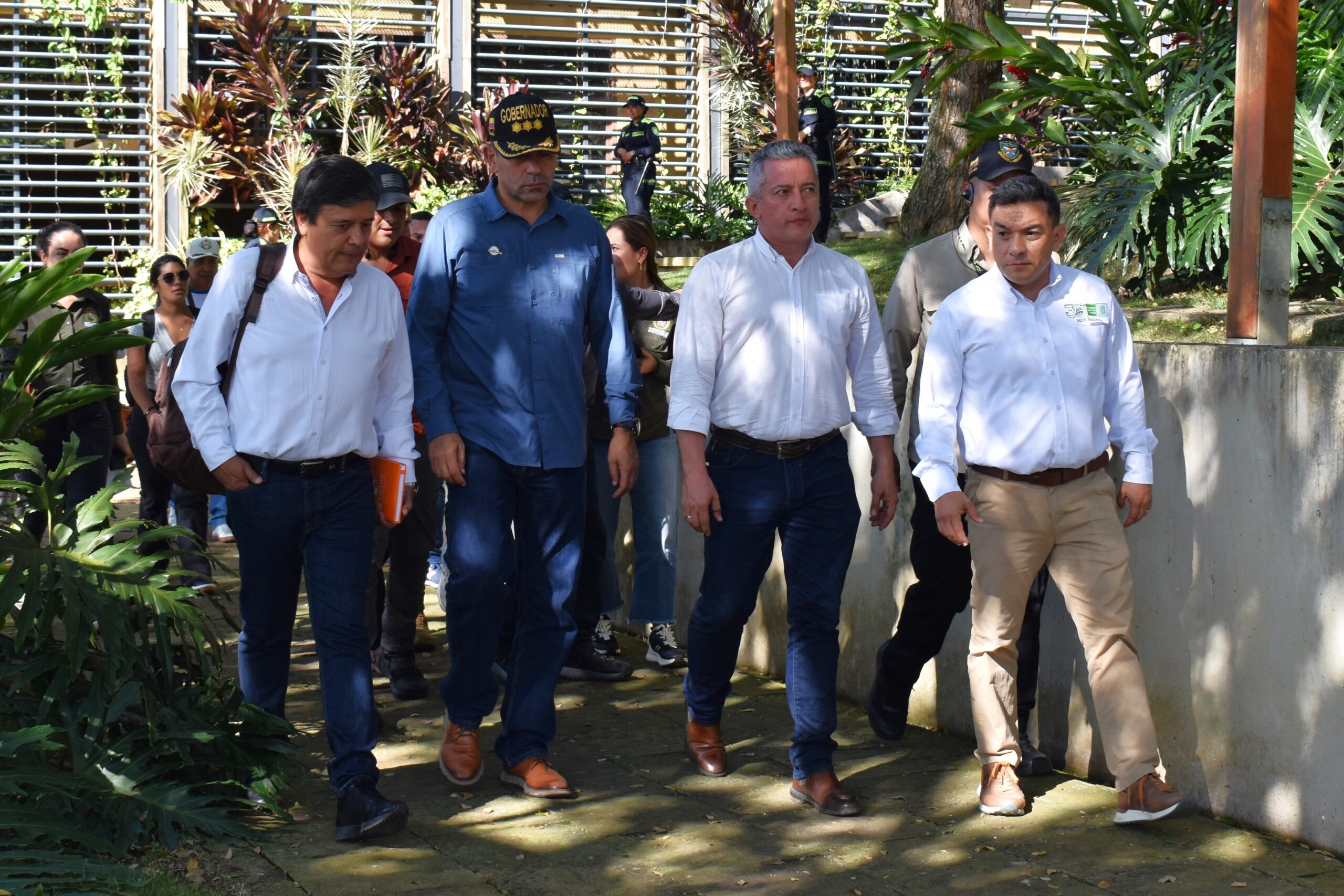 El coordinador de la Sede UIS Socorro, Julio Alfonso Martínez Molina, da la bienvenida al Gobernador de Santander, Juvenal Díaz Mateus y al alcalde del Socorro, Ángel Acevedo, en un encuentro clave para la presentación del nuevo plan de financiamiento de la Troncal Central, en el Campus Bicentenario.