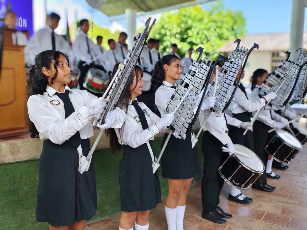 Imagen de estudiantes con instrumentos musicales