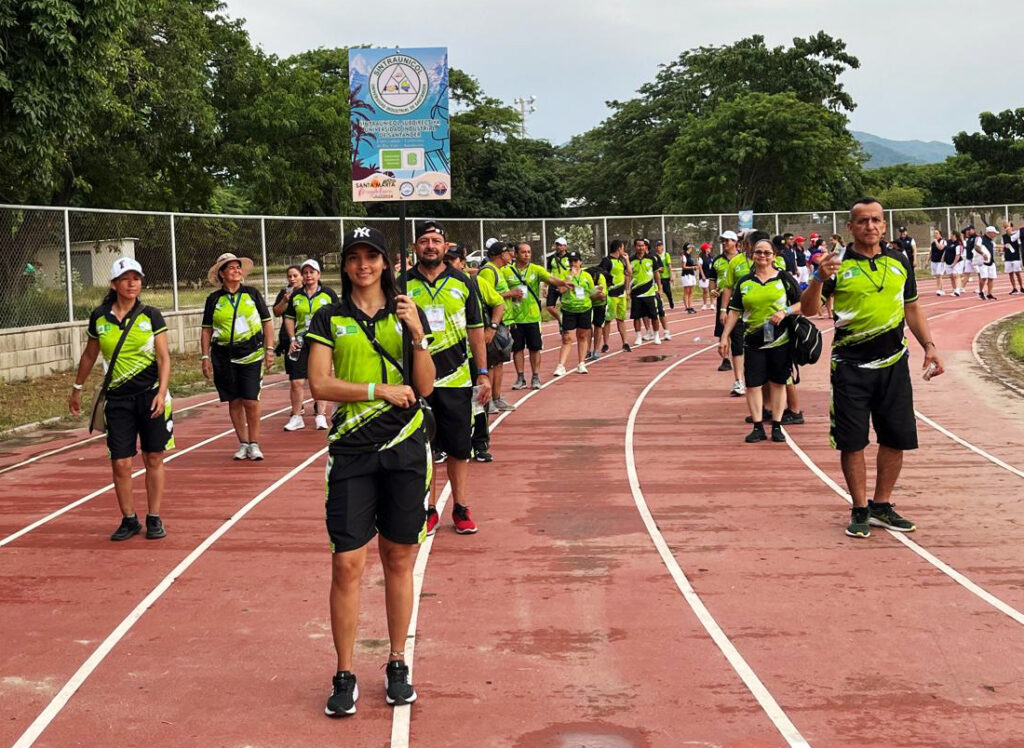 Miembros de la UIS pertenecientes a SINTRAUNICOL participando en la inauguración de los XXIII Juegos Deportivos Universitarios en Santa Marta 2024. 