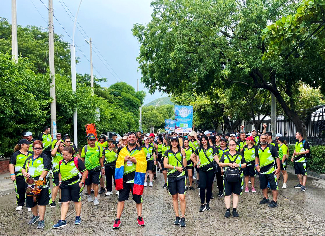 Delegación de empleados de SINTRAUNICOL Subdirectiva UIS marchando por las calles de Santa Marta en la Inauguración de las XXIII Juegos Deportivos Universitario 2024.