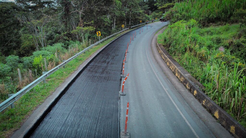 Imagen de carretera en proceso de repavimentación. 