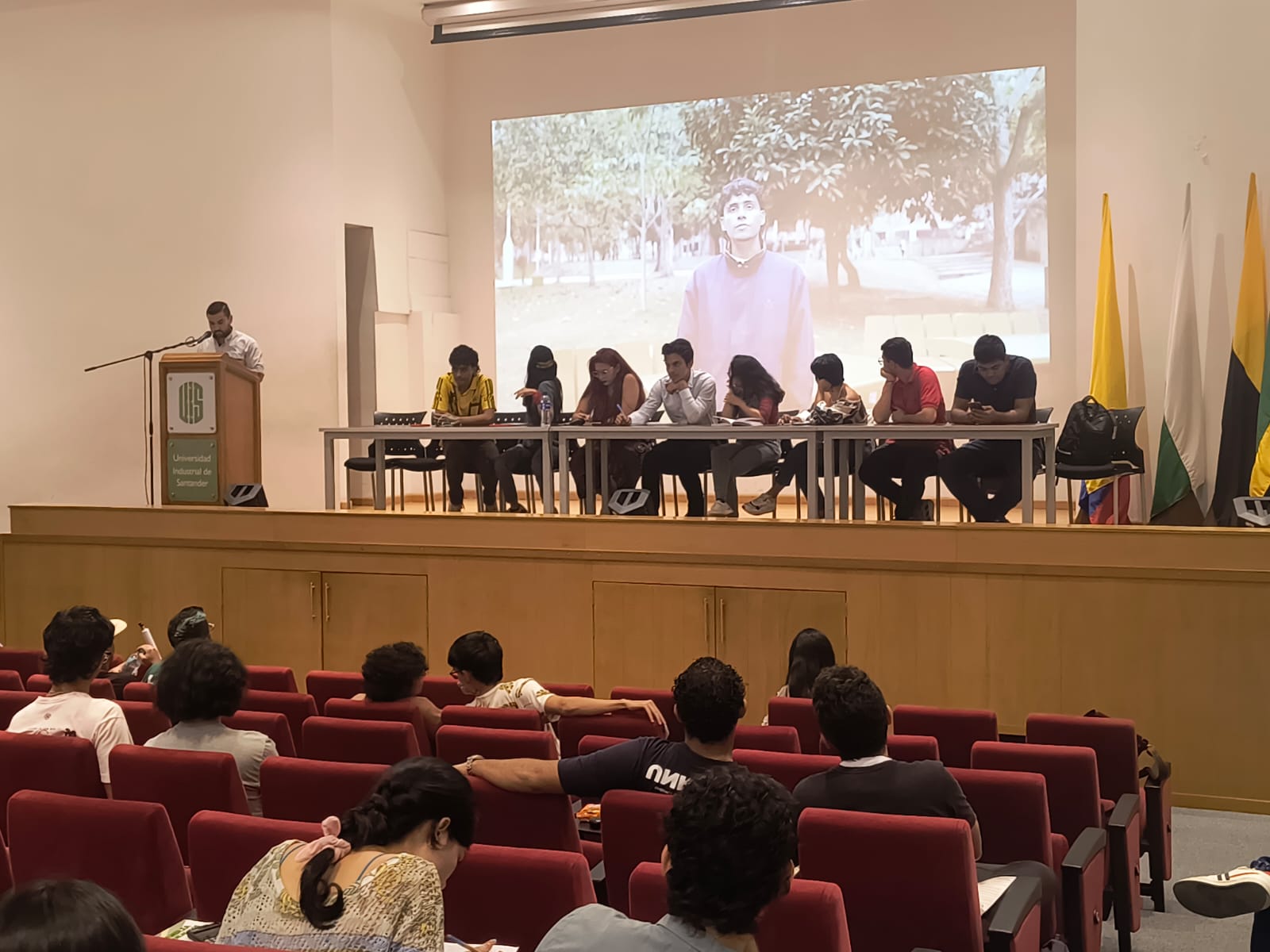 Candidates during the forum, moderated by Andrés Montes, Venue Coordinator, in the Aula Máxima auditorium.