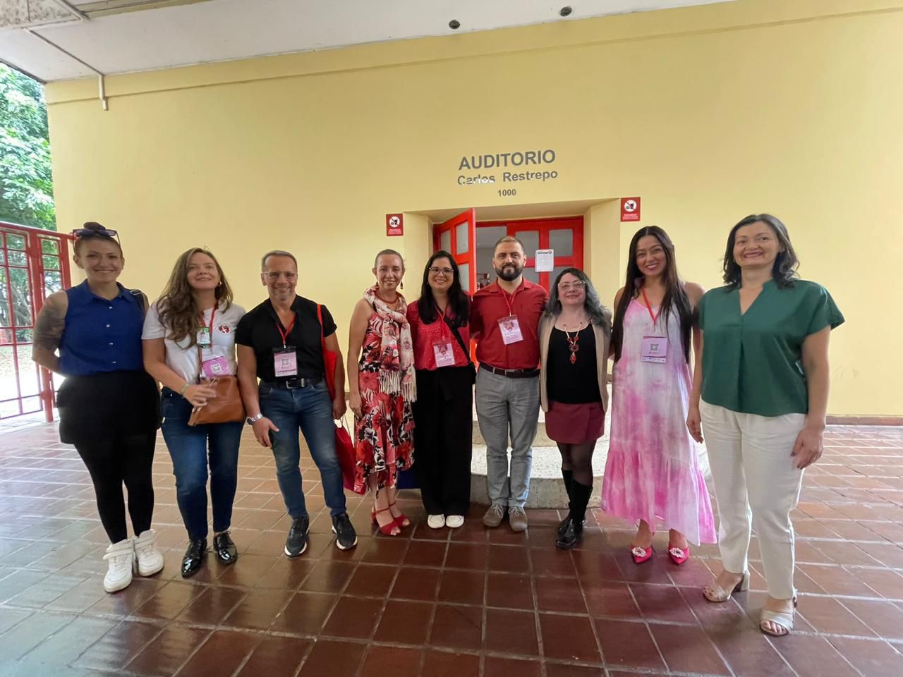 Profesora Edga Mireya Uribe Salamanca junto a miembros de ACOLPROF