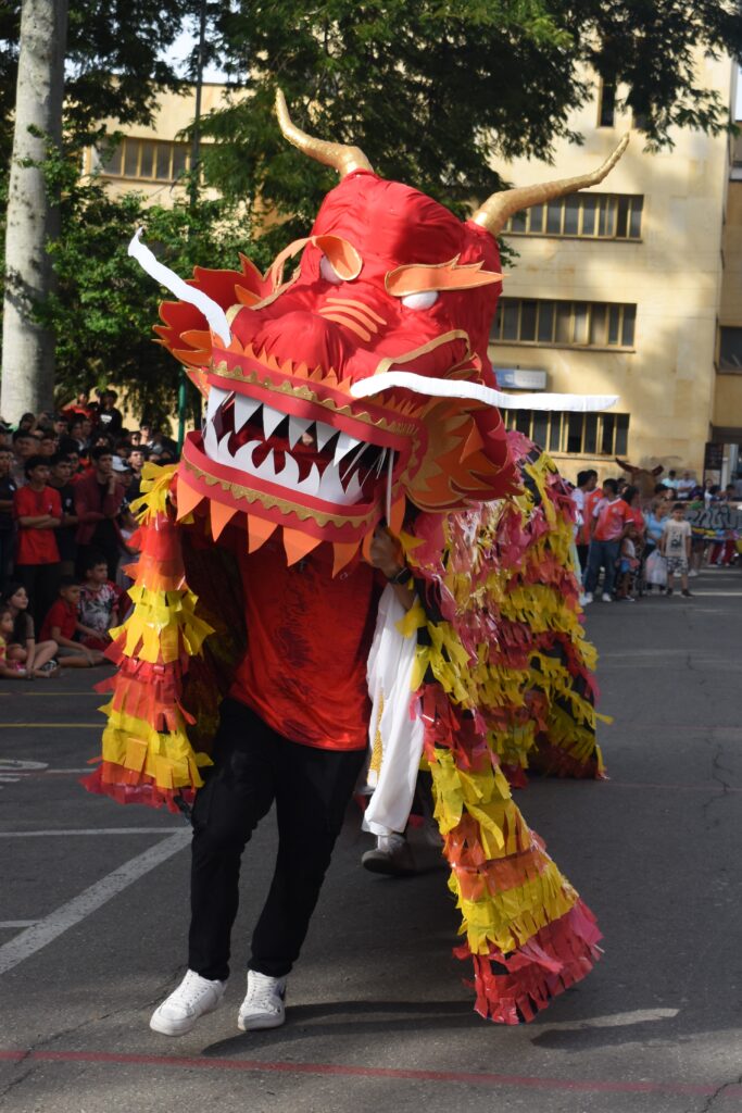 Comparsa con dragón en la edición 25 de la Semana Universitaria