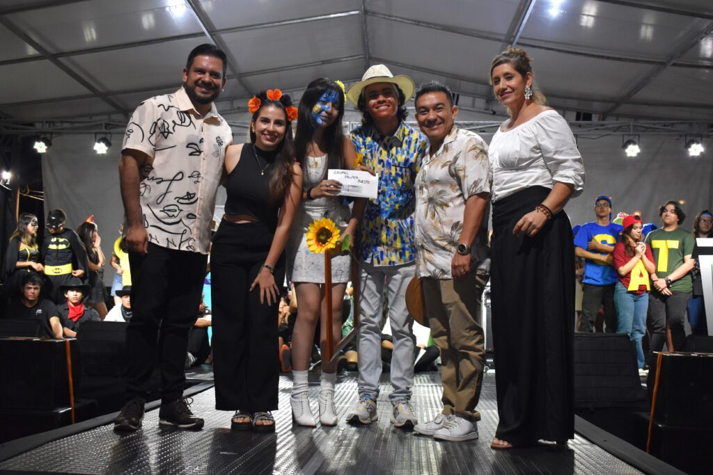 Headquarters Coordinator, Julio Alfonso Martínez Molina, and other directors present prizes to the winners of the costume contest.