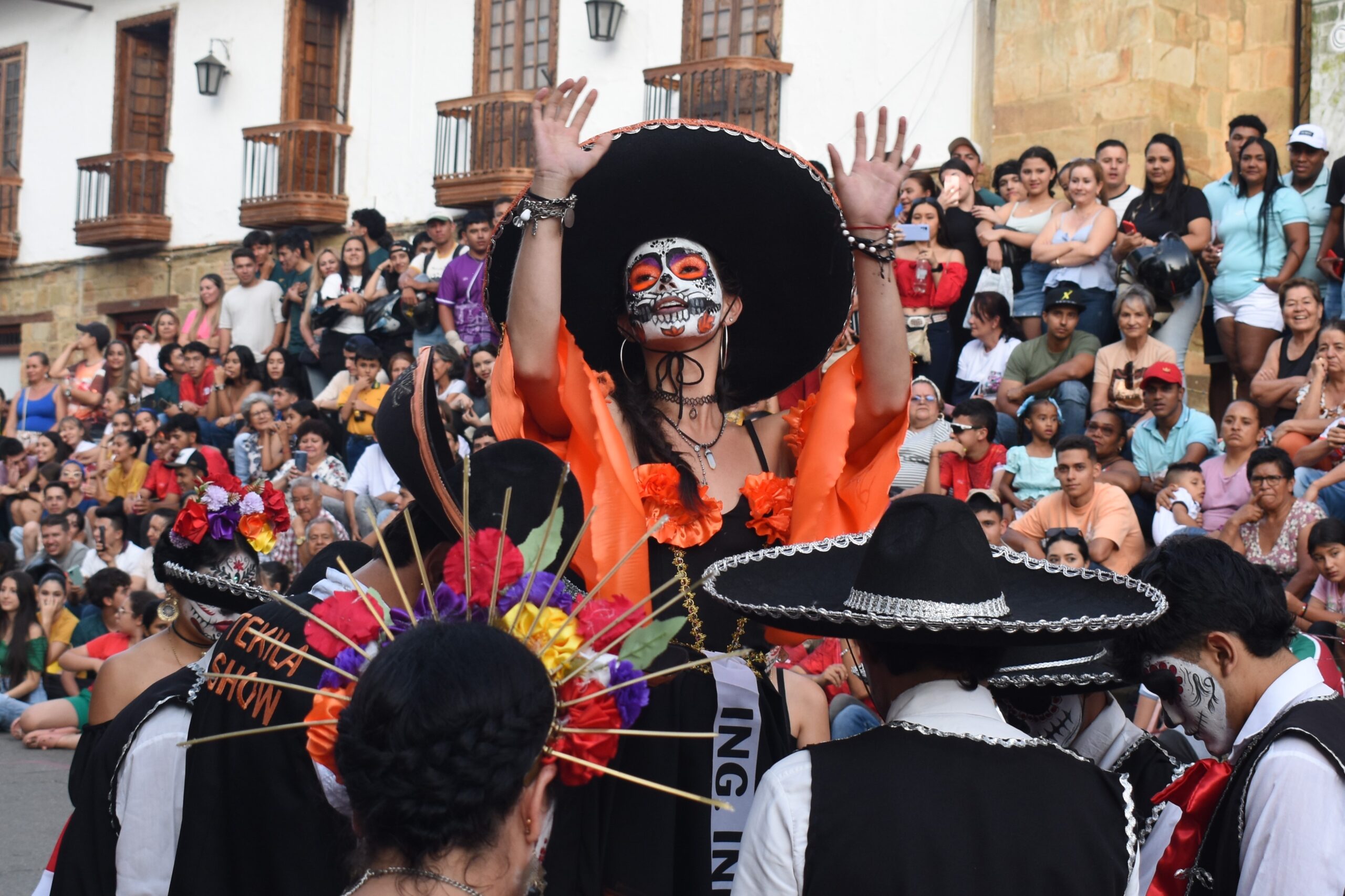 Estudiante de ingeniería civil interpreta una catrina durante su comparsa.