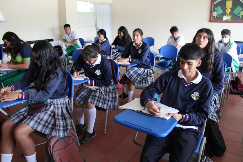 Estudiantes beneficiarios de la donación de pupitres.