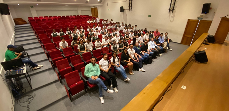 Estudiantes asistentes a la Feria Educativa