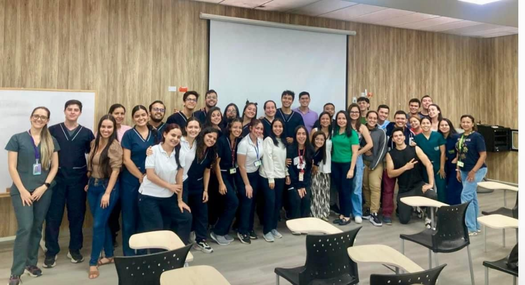 Docentes y estudiantes asistentes al conversatorio sobre opciones de formación posgradual en Brasil.