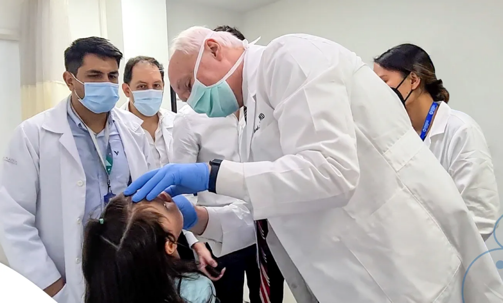 Médico realizando valoración medica a una niña 