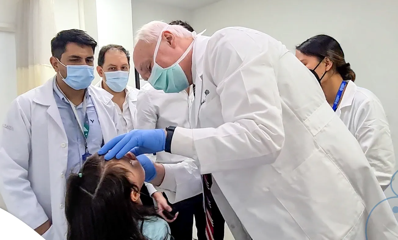 Médico realizando valoración médica a una niña.