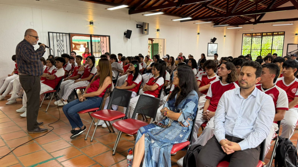 Dirige la palabra el profesor Alejandro Acevedo durante la clausura del convenio