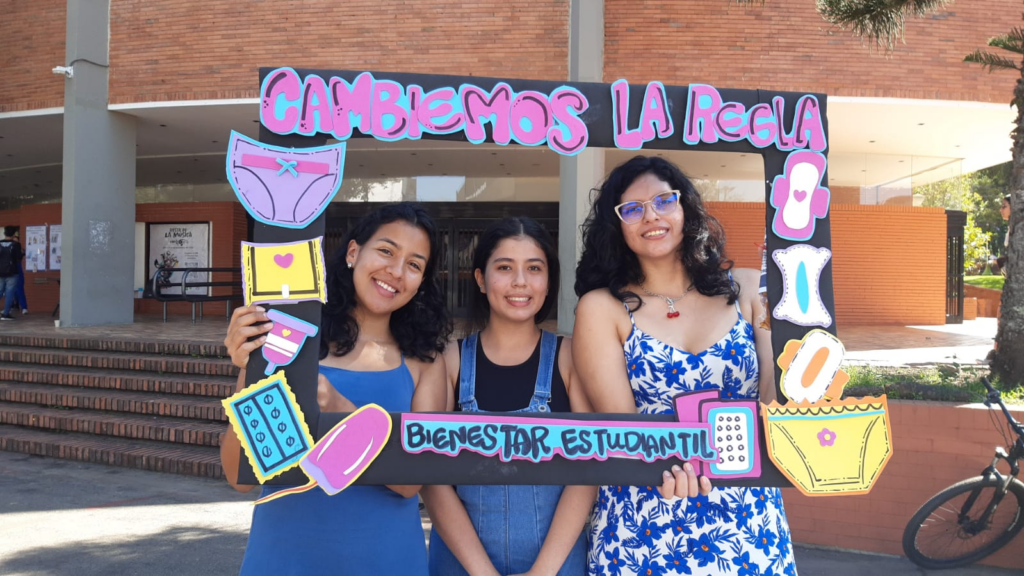 Estudiantes en una actividad sobre violencia contra la mujer y salud menstrual.