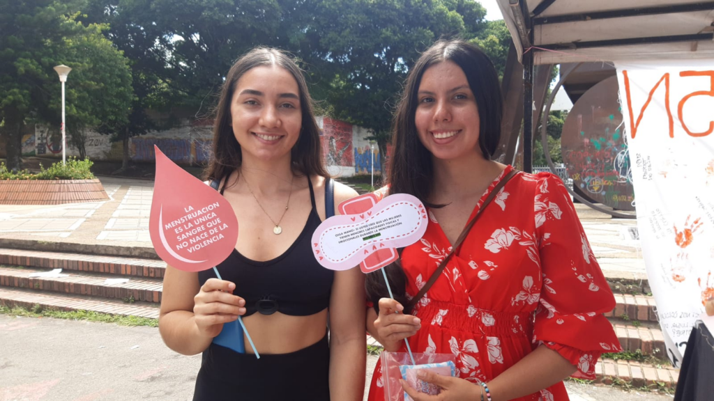 Estudiantes participando de actividad de Bienestar Estudiantil