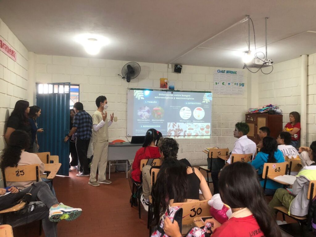 Estudiante UIS dando una charla a los estudiantes del colegio