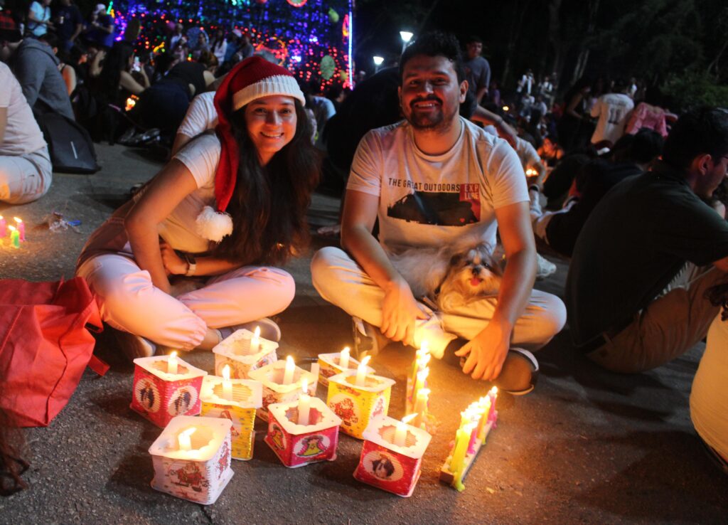 Pareja con sus faroles y velitas en una noche especial en la UIS