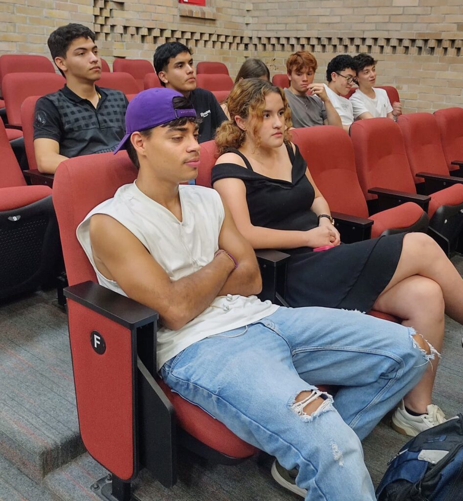 Estudiantes participando de la charla en el marco de la conmemoración del Día Mundial de la Lucha Contra el VIH