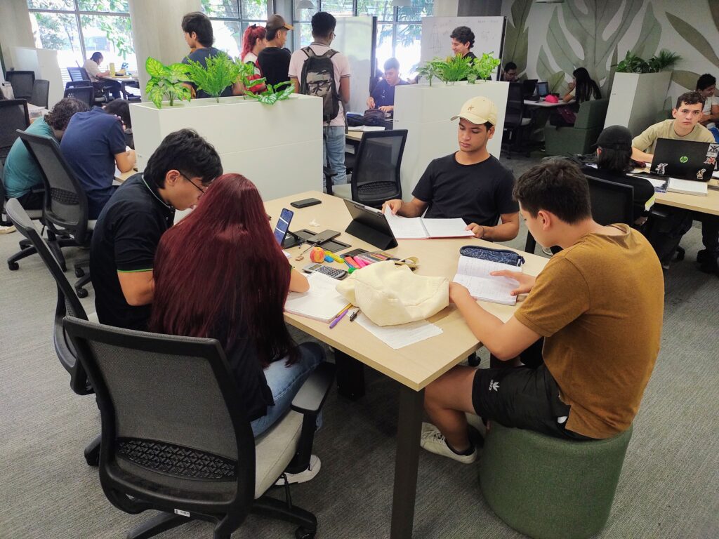 Estudiantes UIS en la jornada 24/7 de la Biblioteca Central preparan sus exámenes finales. 