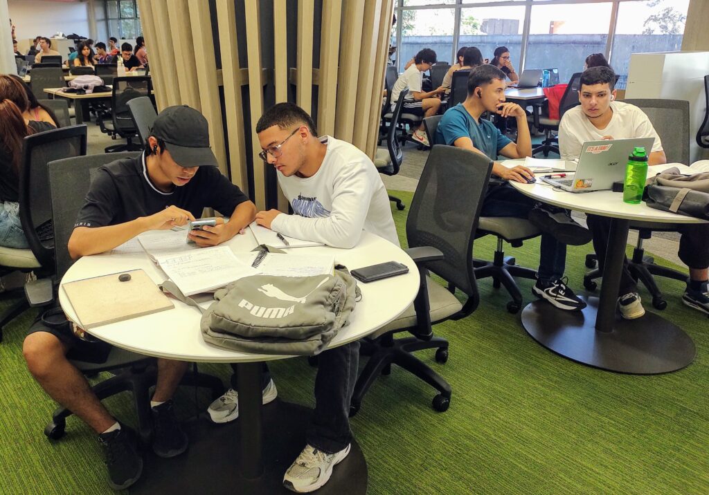 Estudiantes UIS en la Biblioteca Central preparan exámenes finales. 