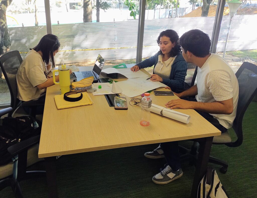 Estudiantes UIS en la jornada 24/7 preparando exámenes finales. 