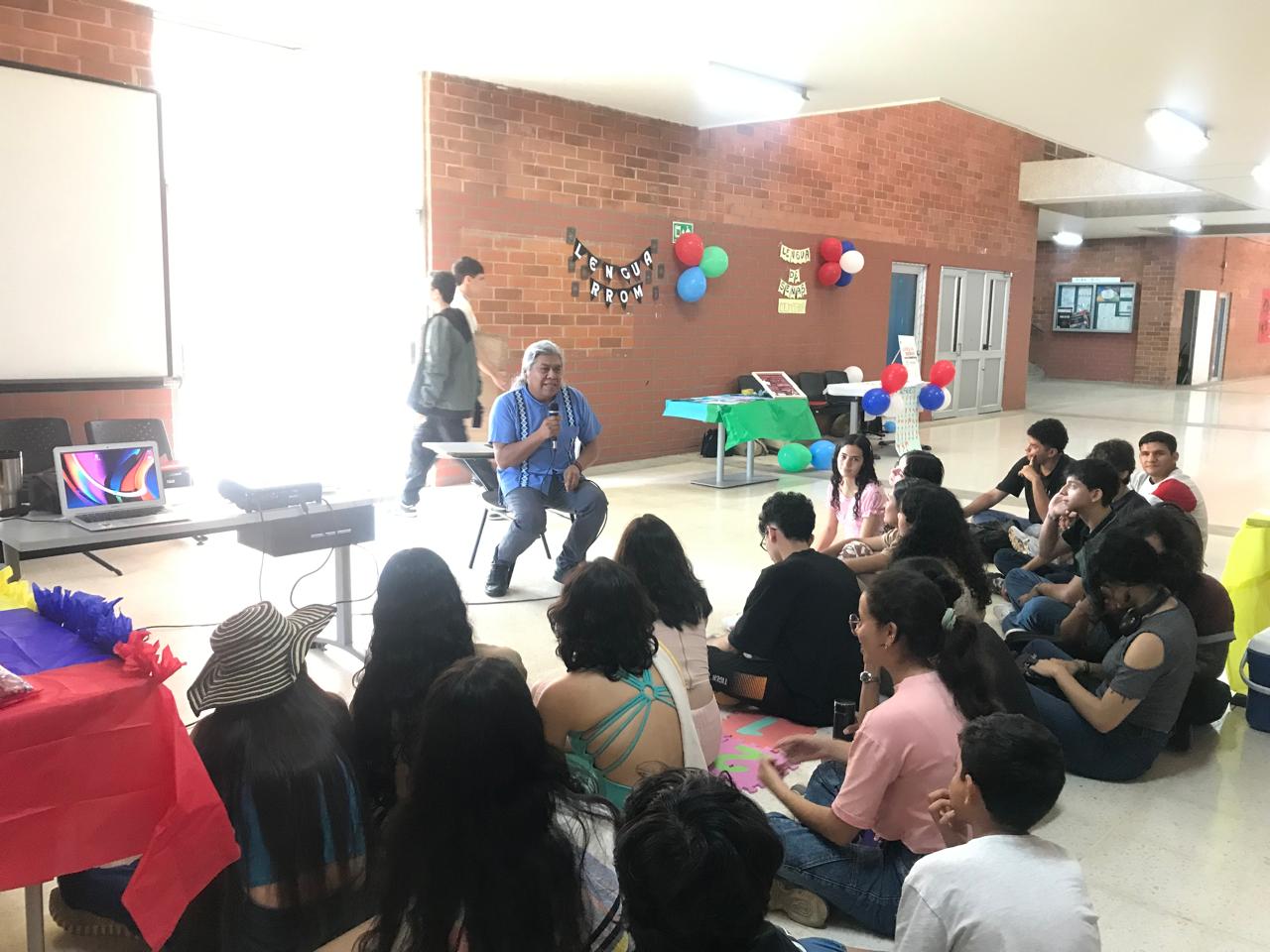 Samuel Cielo Canales dialogando con estudiantes UIS.