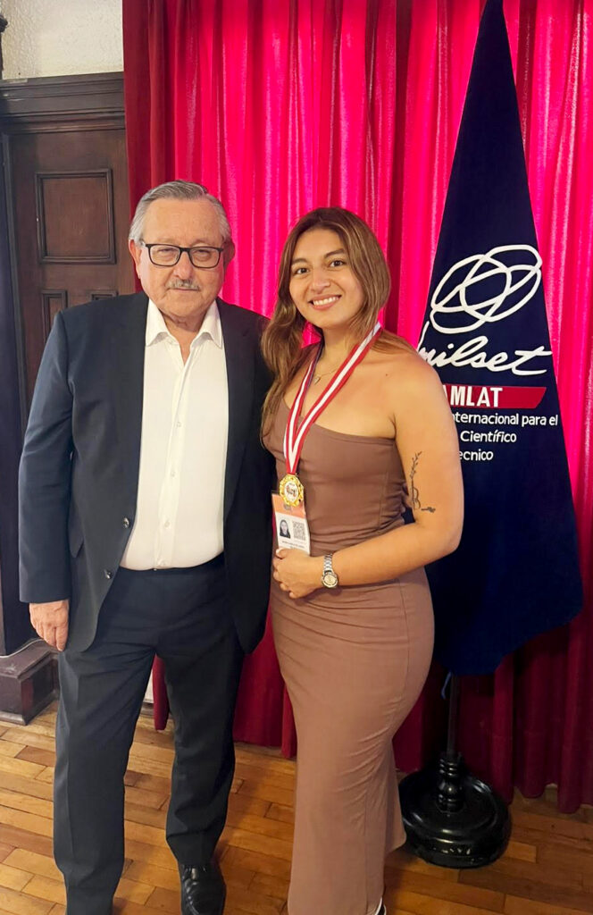 Estudiante UIS María Camila Velandia junto a Atilio Buendía en el ESI AMLAT 2024, en Lima, Perú.