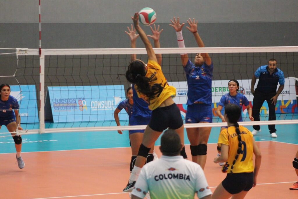 Imagen que muestra una jugada de voleibol femenino de Colombia