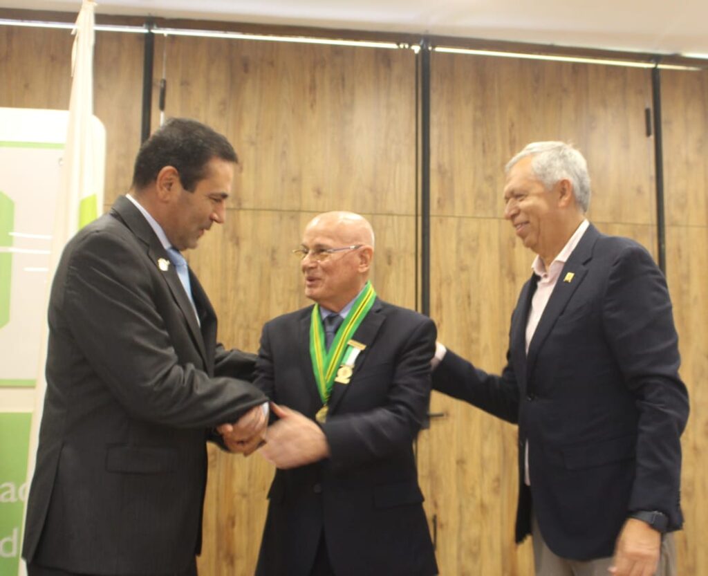 Image of former rector Pinilla with Juvenal Díaz, governor of Santander and Hernán Porras Díaz, UIS rector.