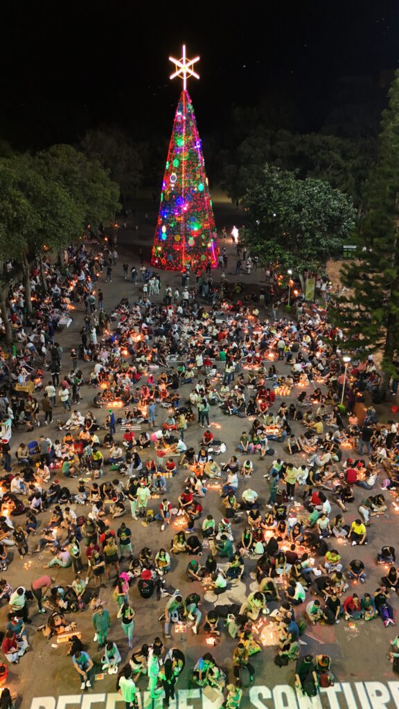 Plazoleta principal de la UIS en la noche de velitas 2024