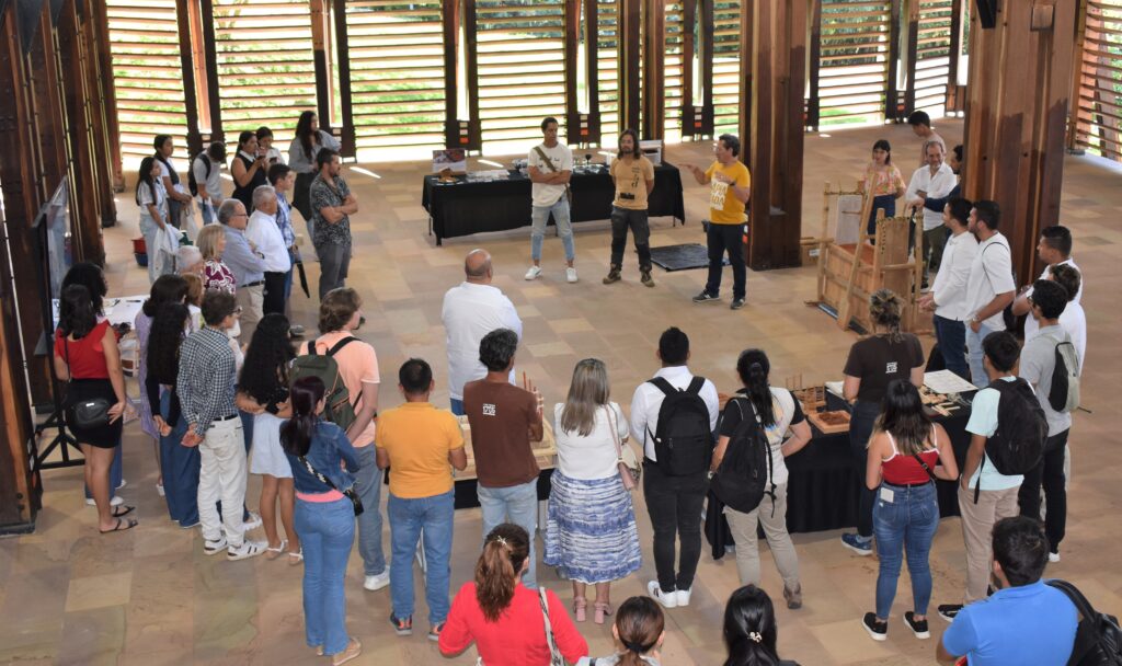 Los asistentes pudieron participar de un taller de tapia pisada, dirigido por De La Tierra Casa Taller, de Barichara. 