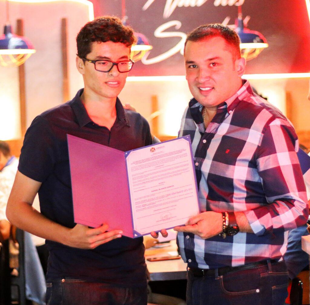 Estudiante de FUNDEUIS Daniel Blanco recibiendo la distinción José Elías Puyana por el alcalde de Floridablanca José Fernando Sánchez. 