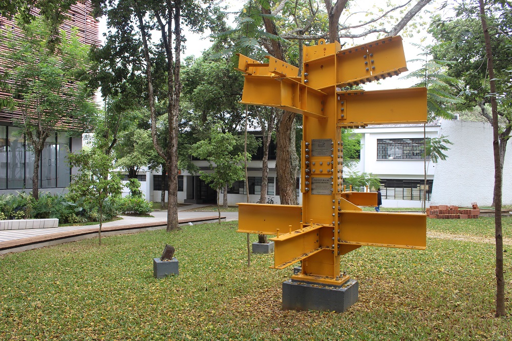 Primer plano de la Escultura de Conexiones.