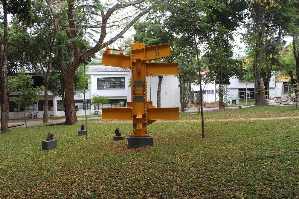 Imagen Escultura de Conexiones vista al norte.