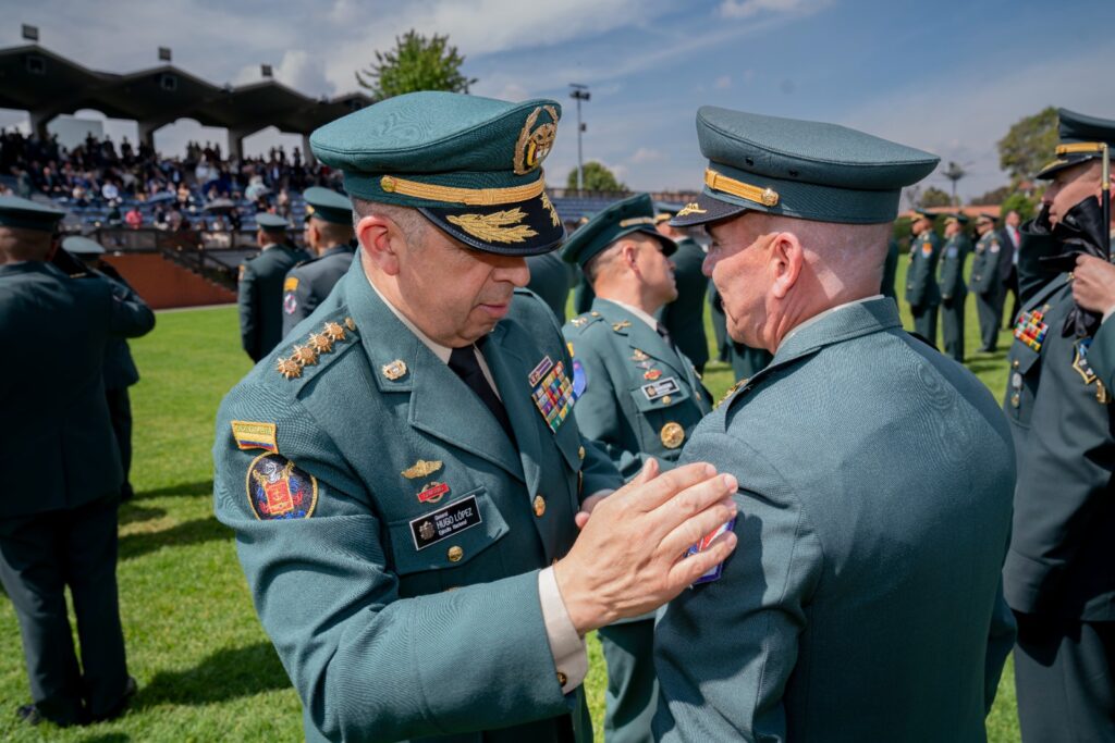 Aspectos de la ceremonia de ascenso en la Escuela Militar.