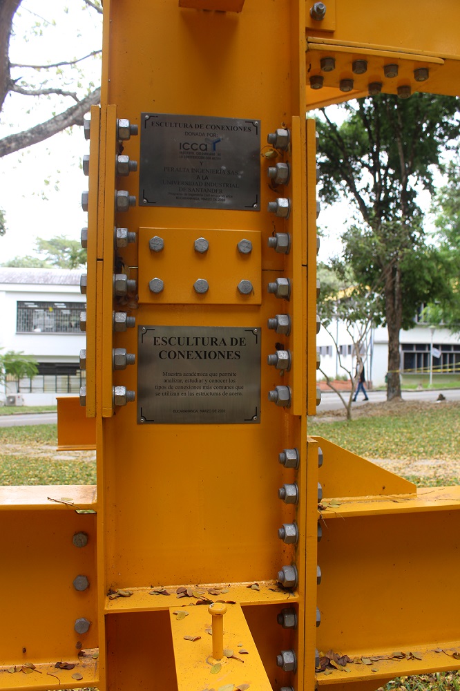 Escultura de Conexiones. Detalle y placas.