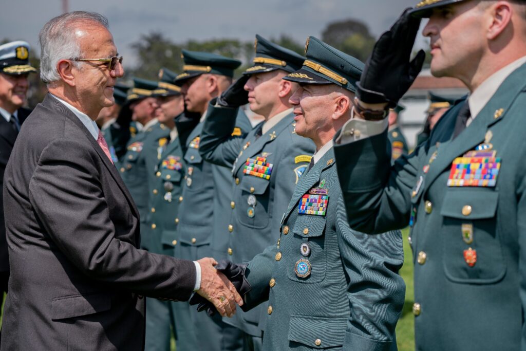 Imagen muestra al coronel Rodríguez Uribe cuando es saludado por el Ministro de Defensa Nacional.