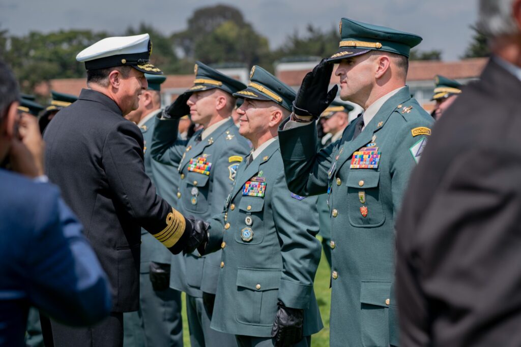 Coronel Rodríguez Uribe recibe saludo del almirante Comandante de las Fuerzas Militares.