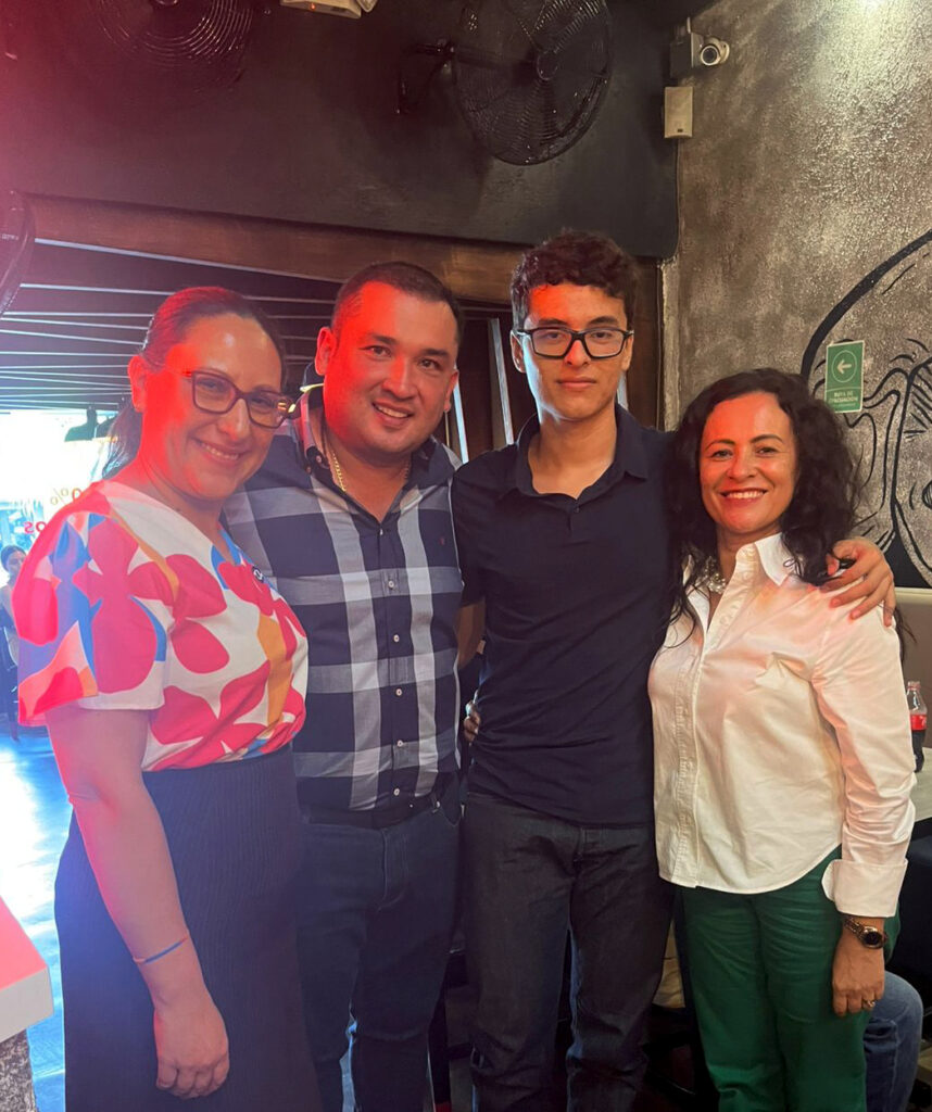 Foto grupal, Magda Wilson, Rectora FUNDEUIS, Jose Sánchez, Alcalde de Floridablanca, Daniel Blanco, mejor ICFES FUNDEUIS y Sandra Judith García Vergara madre del estudiante. 