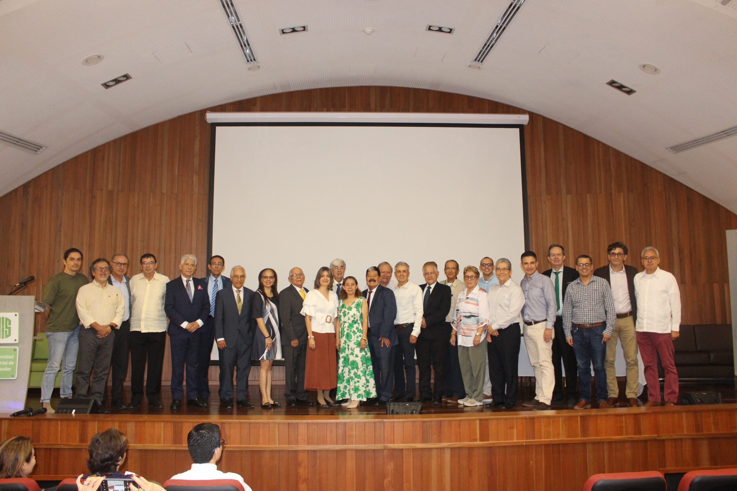 En este emotivo encuentro participaron 9 profesionales en medicina: Efraín Román Pérez, Luis Eduardo Niño Oliveros, Luis Ernesto Téllez Mosquera, Jorge Arturo Morales Rey, Isaías Buenahora Arenas, Martín Aldana Mayorga, Rubén Serrano Gómez, Victor Manuel Angulo Silva, Douglas Enrique Quintero Latorre. En la fotografía, los acompañan, profesores y directivos de la Facultad de Salud.